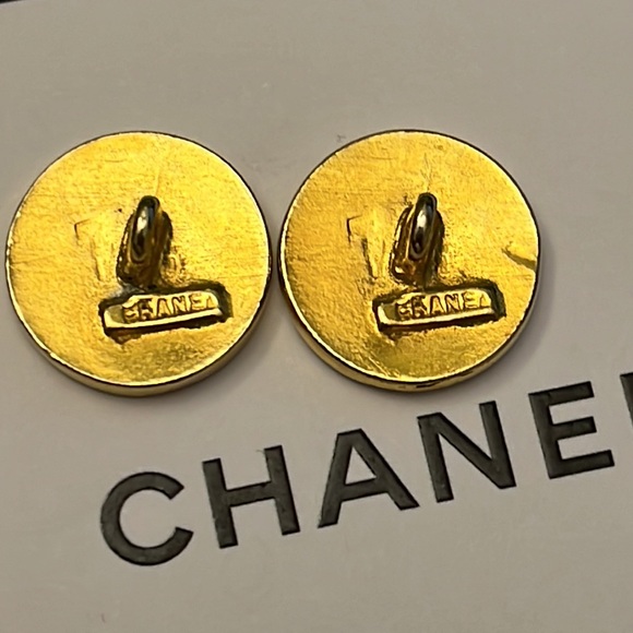 SOLD 💔 AUTHENTIC!! Lot Of 2 Chanel Vintage CC Buttons Gold 1990s - Picture 4 of 5